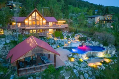 Image de Mountain Resort Home avec Luxurious Pool Complex