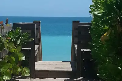 Cottage de plage unique, à 100 pas de l'eau. Espace ouvert, élégant et confortable