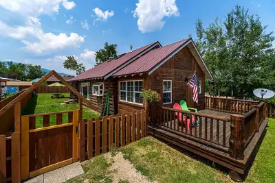 Image de Little Log Home au coeur de la Petite Italie
