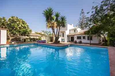 Image de Villa de rêve sur la plage - mobilier moderne - nouvelle piscine et WiFi
