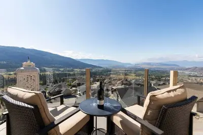 Image de 5 chambres avec vue sur le lac Silver Star Mountain.