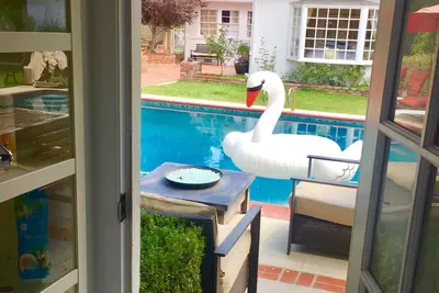 Image de Retraite Poolhouse • 2bd \/ 1ba • Spa • Bbq • Foyer • Entrée privée 24\/7 • Blanchisserie