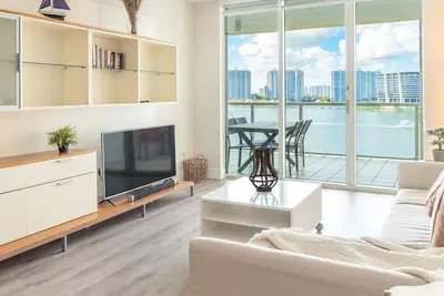 Image de Calme deux chambres avec vue spectaculaire sur la baie!