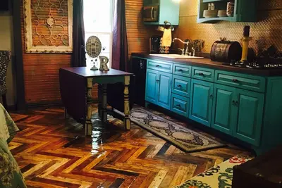 Image de Zo's Relic est situé derrière une maison des années 1920 dans un quartier historique d'Amarillo.