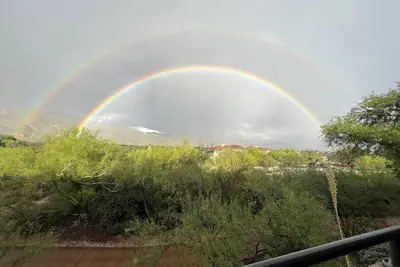 Image de Enchanteur vue sur la montagne avec une ambiance lumineuse et fraîche!