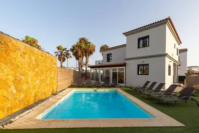 Image de Villa avec vue sur la mer, 5 chambres avec piscine privée chauffée et jardin clos