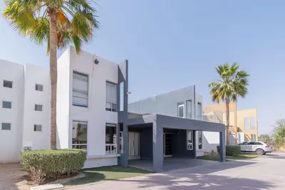 Image de Maison de ville toute neuve à quelques minutes de la plage dans une communauté sécurisée \/ fermée