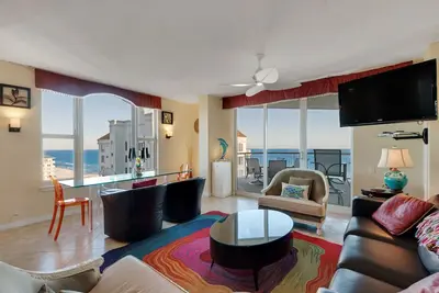 Image de Penthouse au dernier étage! Plage Colony West. Vues incroyables sur le golfe et Intercoastal