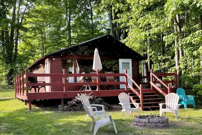 Image de Cabane en cèdre mignon sur le grand lac de Sacandaga