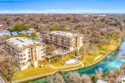 Image de Fraîchement rénové Condo Comal River Condo-De l'autre côté de la rue de Schlitterbahn!