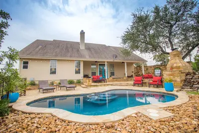 Image de Nouveau! Town & Country Luxury Oasis sur 6 acres près de Gruene, Tx