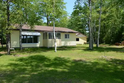 Image de Location de cabine rustique et confortable de 2 chambres Ă coucher avec front difficile au niveau du lac