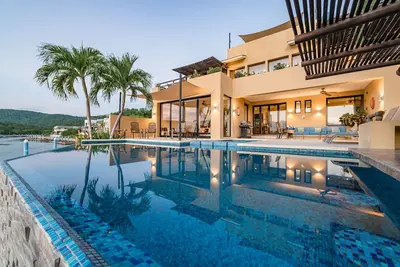 Image de Villa en bord de mer avec piscine à débordement et bar «swim-up» | Service de ménage quotidien