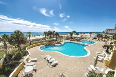 Image de Niveau inférieur, vues captivantes! Deux piscines, bain à remous, centre de fitness.