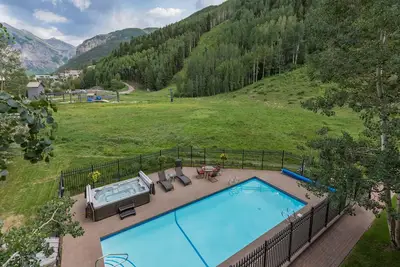 Magnifique Penthouse-Piscine chauffée en été, Ski-in \/ Ski-out, Cheminée, 3 très grands lits