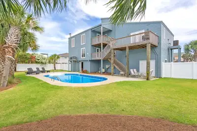Image de Familles nombreuses et réunions bienvenues. Gulf View Home avec une piscine.
