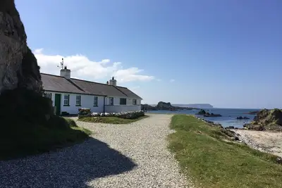 Image de Beau chalet en bord de mer, vastes jardins privés, vue imprenable sur la mer.