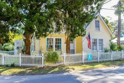 Image de Rose's Folie c1939! Charmant Cottage North End unique, cour clôturée pour animaux de compagnie!