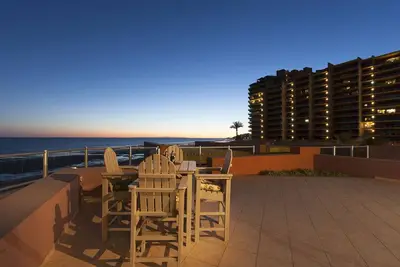 Image de Ground Floor, Beach Front W \/ 2500 Sq Ft Patio. Étapes de la plage et pas d'ascenseur!