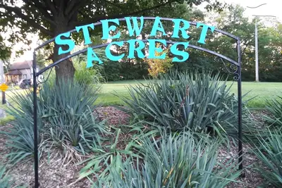 Image de Stewart Acres. . . \"Big City Close, w \/ Big City Charm \"