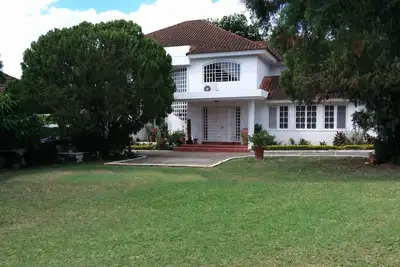 Image de Grand Art-Déco 4bed-4bath Kingston 6, Liguanea \/ Barbican. Bed & Breakfast avec personnel