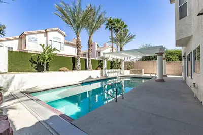 Image de Salle De Vapeur intérieure! Retraite familiale près de Strip avec piscine et spa privés!