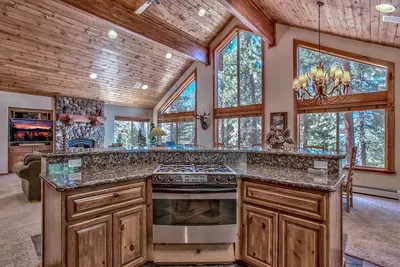 Image de Tahoe Incline Family Fun House, Man Cave / salle de jeux, piscine et machines Ă sous, 20 couchages