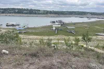 Image de Deux Belles Nouvelles Maisons Tiny À Lakeway Sur Lake Travis! Quai De Bateau PRIVÉ.