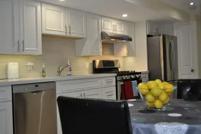 Image de Luxury Downtown Toronto Basement Suite - Heart of Queen West - 20 min Ă pied du Cn
