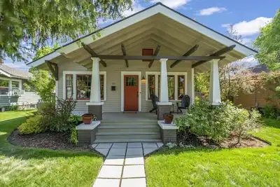 Image de Bungalow historique de Westside Craftsman, à pied du centre-ville