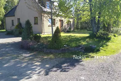 Image de Grande maison moderne pour familles et animaux de compagnie avec bain à remous dans le jardin