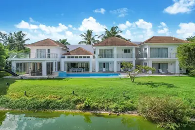 Image de Villa Contemporaine De 8 Chambres Et De Front De Lac Avec Chef, Maids, Pool & Jacuzzi