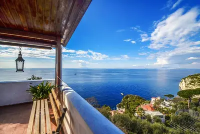 Image de Appartement sur les collines avec terrasse privée et vue mer pour des vacances reposantes