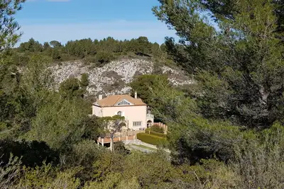 Image de Unique : Manoir + dépendance avec piscine entre Aix et Marseille