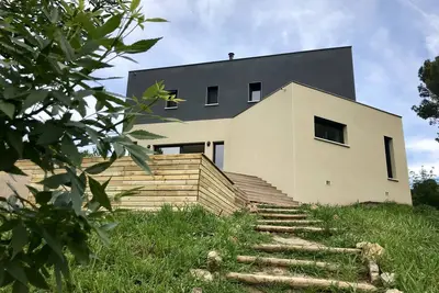 Image de Gîte contemporain confortable & chaleureux en pleine nature. Superbe vue. Piscine