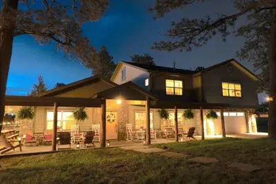 Image de Colorado Lodge, grange rustique et aire de pique-nique Ă l'aire de loisirs de Pine Tree Park