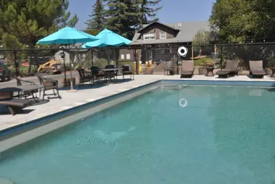 Image de Propriété familiale Healdsburg, piscine 5br \/ 6ba, bain à remous, ensemble contre Russian River