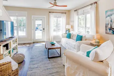 Image de Southern Breeze - Cozy Seagrove Home- Vélos et planches à pagaie inclus! !