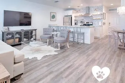 Image de Dog Friendly! 2 minutes à pied de la plage! WiFi / écran plat! Comm Pool!