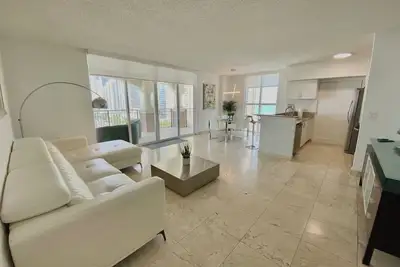 Image de L'Irina Ă la plage de Sunny Isles