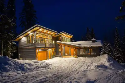 Image de Mountain Design moderne à son meilleur. Maison nouvellement construite de 4000 pieds carrés à Khmr.