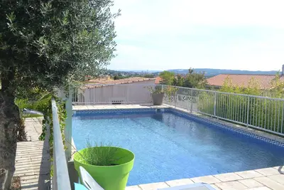 Image de Appartement tout confort avec piscine dans un quartier résidentiel