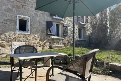 Image de Bas de Maison en plein centre du village