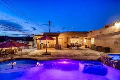 Image de Vue sur le lac, piscine \/ spa, 4 chambres, 2. 5 salles de bain avec 2 chambres king size