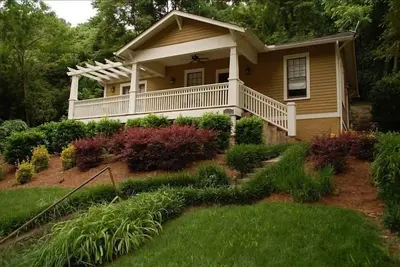 Image de Superbe bungalow contemporain sur la rive nord. Étapes vers tout.