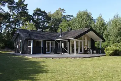 Image de Maison de vacances moderne sur une grande pelouse et près de la plage