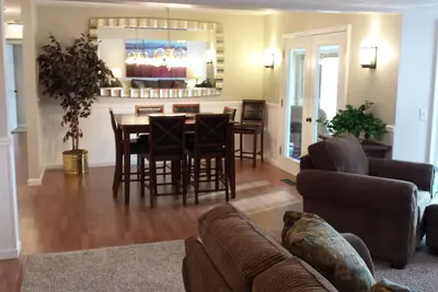 Image de Harbour Springs Condo - Unité Trout Creek, spacieux1700 ', TRÈS Propre