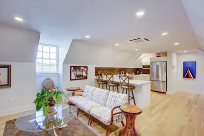 Image de 3bed \/ 2Bath Oasis moderne au coeur de l'histoire