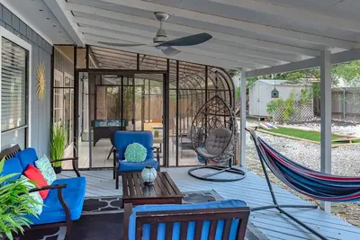 Image de Belle maison dans un quartier verdoyant et luxueux avec \\ Sunroom, salle de jeux et terrasse extérieure