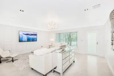 Image de Luxueuse maison 2bdr2bth w \/ piscine, 1 pâté de maisons de la plage à Fort Lauderdale